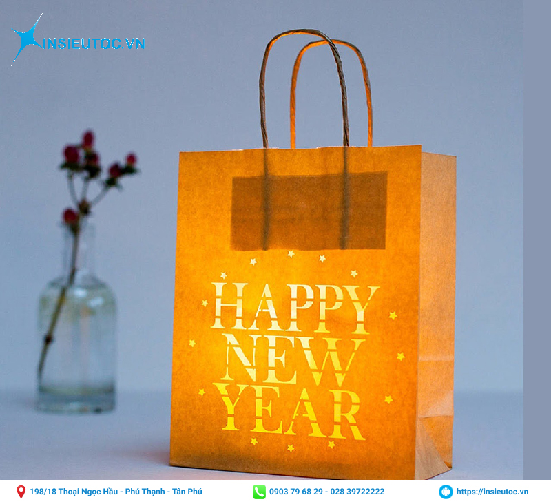 Túi giấy có thiết kế đơn giản với dòng chữ Happy New Year