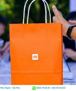 Túi giấy của thương hiệu Xiaomi với màu cam chủ đạo