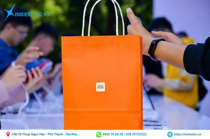 Túi giấy của thương hiệu Xiaomi với màu cam chủ đạo