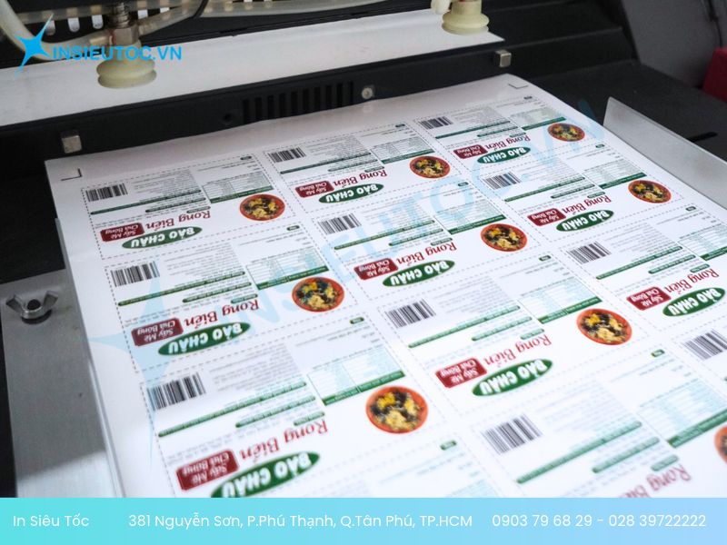 Máy in đang in tem decal theo file thiết kế