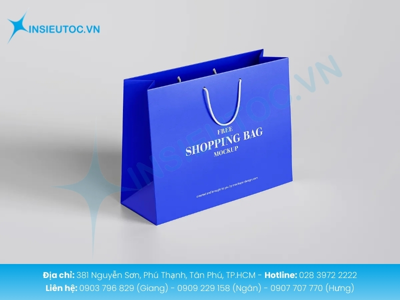 Túi giấy xanh dương gắn dây xoắn trắng đơn giản, mockup shopping bag tinh tế