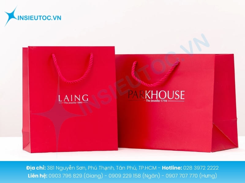 Túi giấy đỏ in logo trắng, dây thừng cùng màu từ thương hiệu Parkhouse