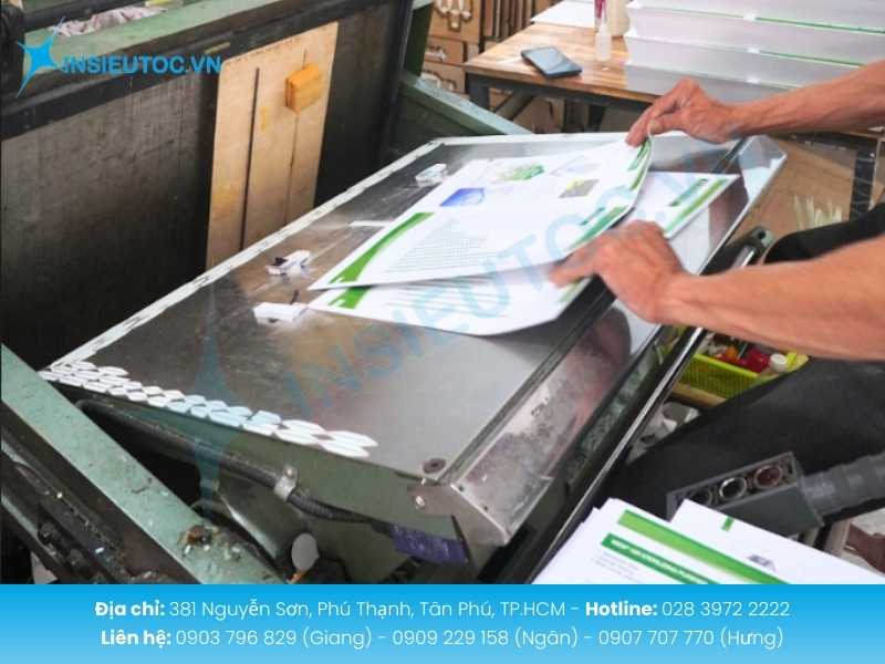Giấy in được sấy khô hoàn toàn giúp mực bám chắc và sẵn sàng gia công