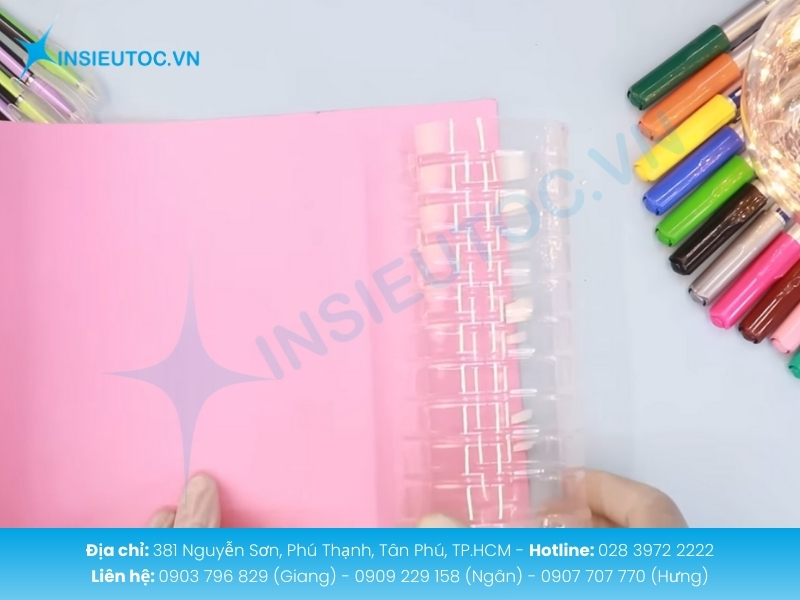 Bọc giấy màu quanh thân chai giúp tạo lớp trang trí đẹp mắt và chắc chắn