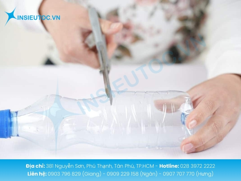 Cắt phần thân chai nhựa để tạo khay đựng bút an toàn và tiện lợi