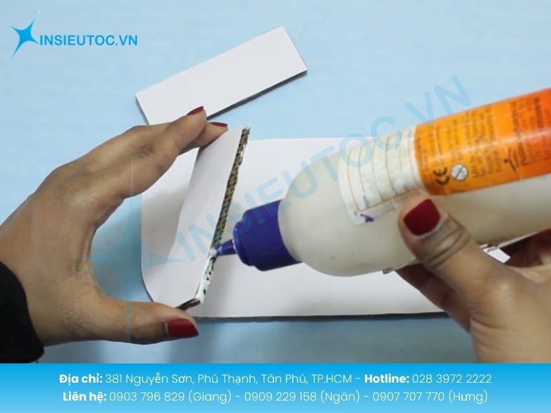 Dán các mảnh hộp chắc chắn đảm bảo khung ổn định và các cạnh khớp chính xác