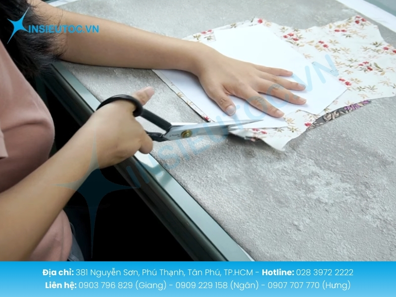 Chuẩn bị đo cắt vải tạo hình phần thân và nắp gập sản phẩm