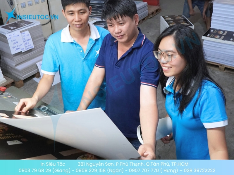 Nhân viên In Siêu Tốc tư vấn khách hàng về mẫu in name card tại xưởng in TP.HCM