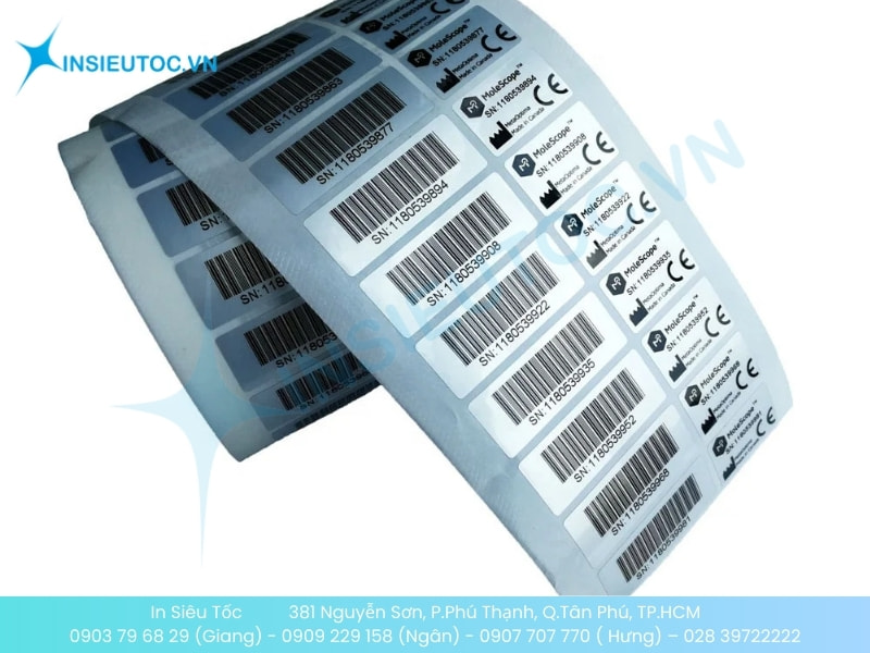 Cuộn tem nhãn mã vạch decal xi bạc với số serial và logo thiết bị điện tử