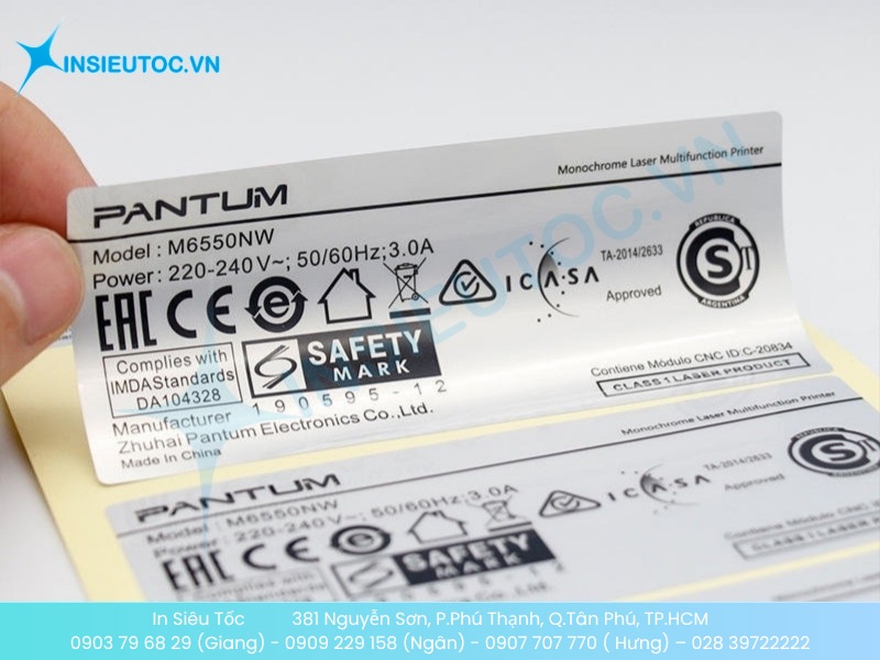 Tem nhãn decal PET bạc trên thiết bị điện tử, minh họa các loại decal tem nhãn chịu nhiệt