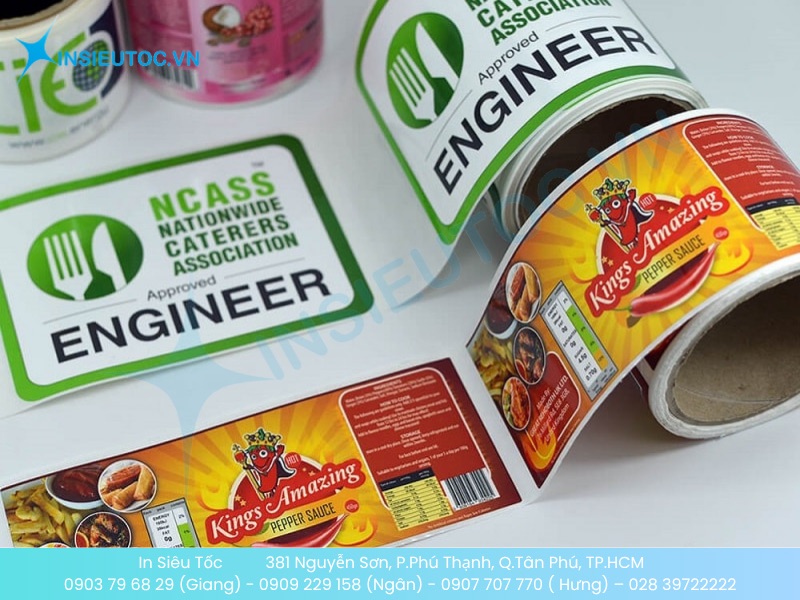 Tem nhãn decal PP sắc màu trên chai lọ thực phẩm, minh họa các loại decal tem nhãn chống nước