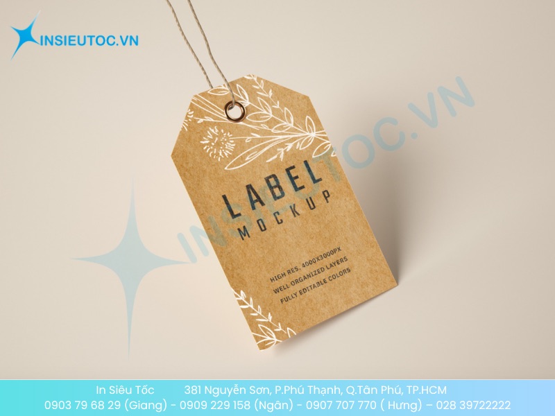 Thẻ treo giấy Kraft màu nâu với hoa văn trắng, minh họa chất liệu giấy in tem nhãn tự nhiên