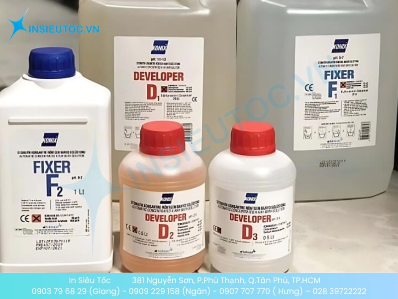 Chai nhựa có tem nhãn decal PE trắng với chữ đỏ xanh, ví dụ về các loại decal tem nhãn dẻo