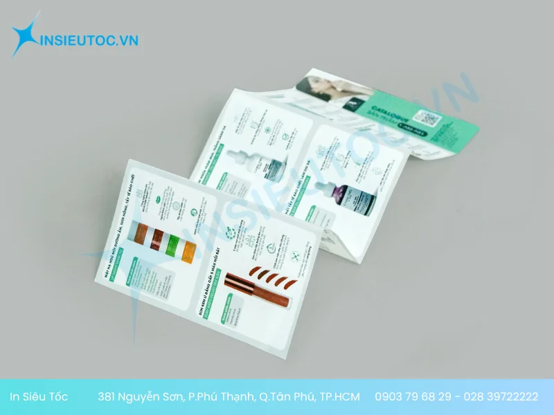Catalogue mở gấp, thể hiện rõ phần ruột và bìa
