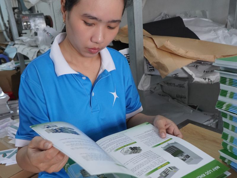 Đội ngũ In Siêu Tốc kiểm tra chất lượng sản phẩm sau khi in