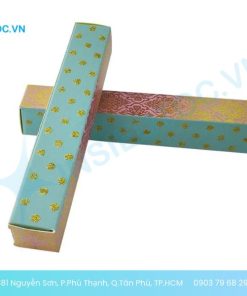 Hộp son giấy màu xanh với những họa tiết hoa vàng