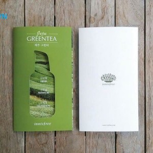 Thương hiệu Innisfree với mẫu tờ rơi đơn giản, lồng ghép hình ảnh chai sản phẩm và lá trà xanh bên trong như một cách khẳng định thành phần thiên nhiên ảnh tờ rơi quảng cáo mỹ phẩm