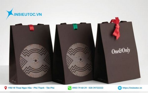 Thiết kế đơn giản làm bật lên vẻ sang trọng của sản phẩm được chứa đựng. Thiết kế túi giấy với nền màu tối