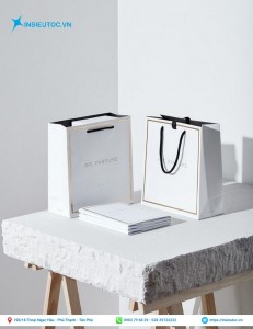 Túi giấy nền trắng sang trọng, tao nhã. Túi giấy nền trắng